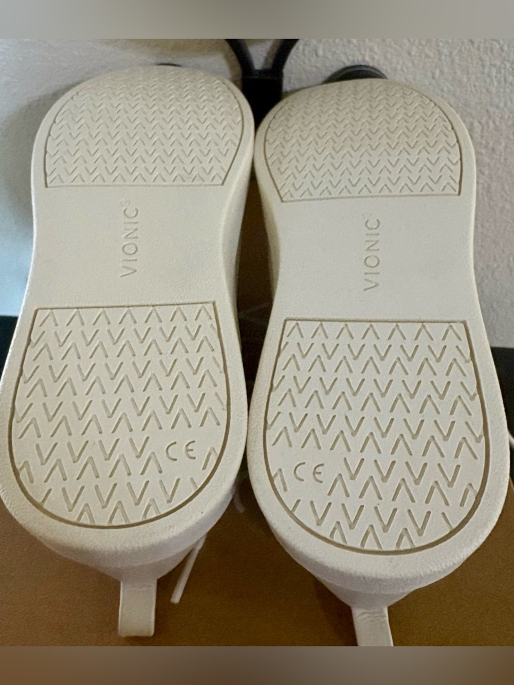 Vionic Winny Size 9 Wide Raffia Natural Canvas Sneakers, New w/ Box - Picture 6 of 7